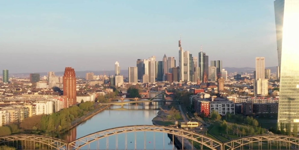 Frankfurter Skyline mit Hochhäusern aus der Vogelperspektive.